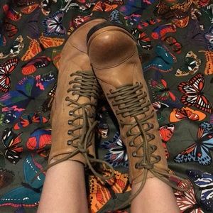 VINCE CAMUTO SZ. 6 WEDGE LACE UP BOOT